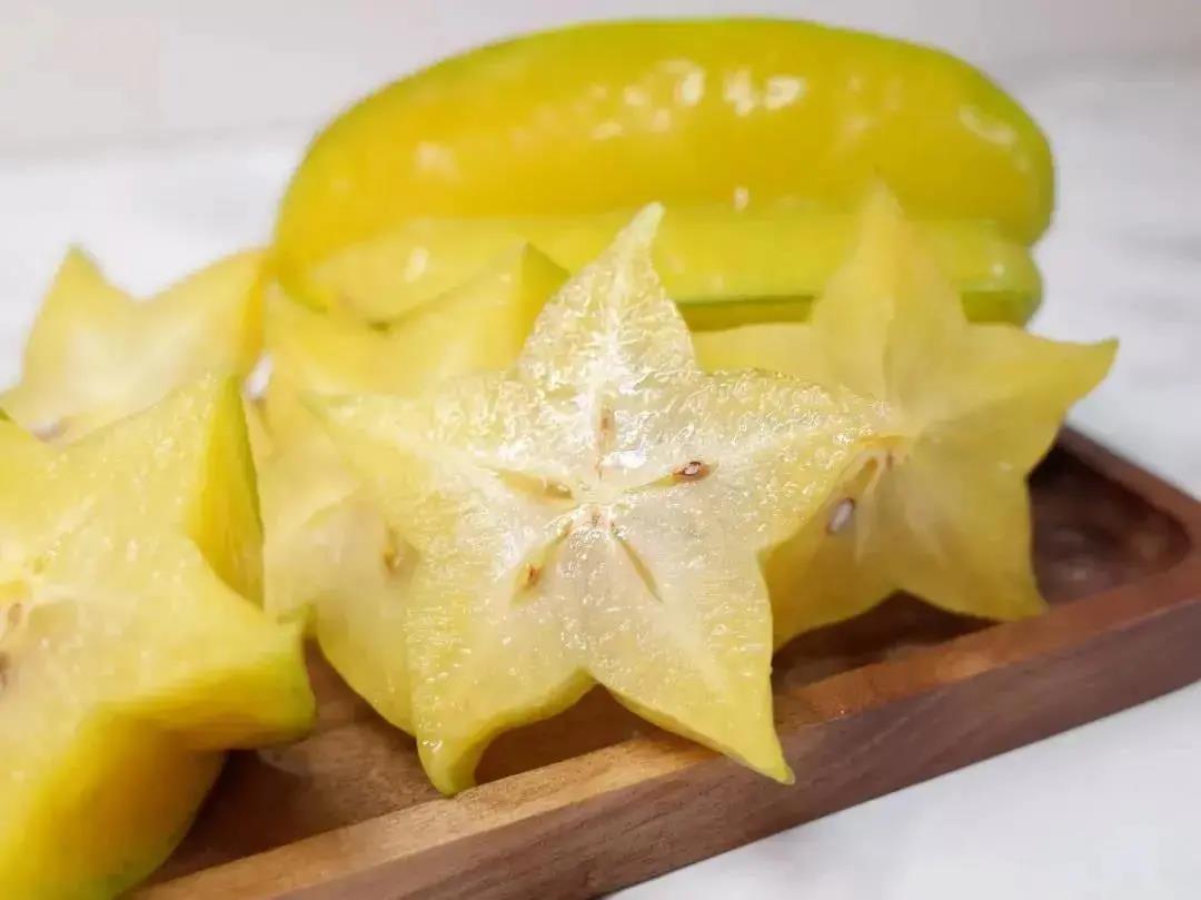 麻榨杨桃呈五菱状,横切面如五角星;果皮光滑,果皮和果肉都是金黄色,不