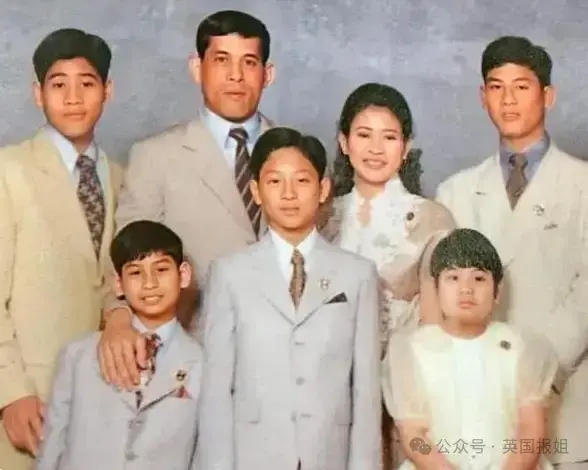 最近，泰国王室接连曝出特大新闻。先是泰王第一任岳母、前王后颂妃的母亲，在6月中旬去世。再算上2022年入院后，一直生死不明的帕公主。泰王前岳母、帕公主前皇后颂妃一家，已经从赫赫扬扬的王室第一家族，变成了全  ...