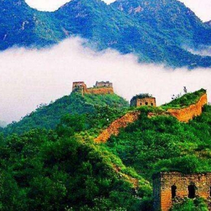 泰山风景巍峨而秀丽是旅游的好地方