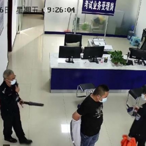 驾照考试“包过”？无线电作弊被抓，禁考一年！