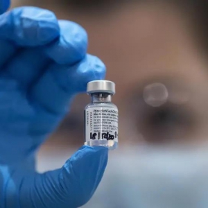 全球新冠疫苗开打：数十亿剂的订单，谁将获利最多？