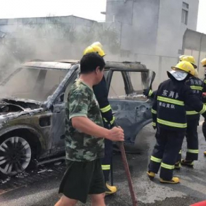 烧成废铁！“真爱粉”的第6台路虎高速自燃，厂家却查不出原因 ... ...