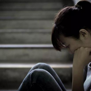 一位大学生刚刚步入职场，产生了抑郁症，需要从三方面进行指导 ...