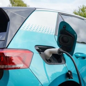 新能源车市半年销量破百万，车企放榜，谁笑谁哭？