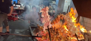 广东深夜路边摊，冻鸡烤熟卖65元一只，每天不到9点就爆满