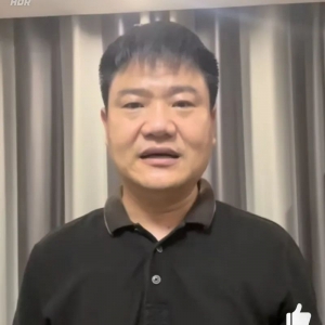 他连夜鞠躬认错