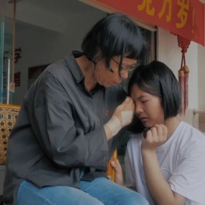 熄灯前女孩们齐唱一首歌，祝张桂梅生日快乐！