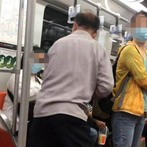 老人强拉女子让座，女子大喊“不要碰我”，上海地铁回应