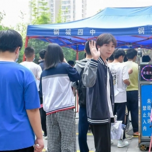 带着“154岁”的期盼，他走进高考考场