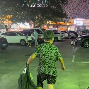 破防了！拾荒老人为瘫痪儿子讨剩汤，其子系北大硕士