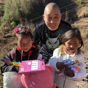 3岁女儿认出爸爸的石像久久不愿离去！背后的故事看哭了