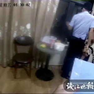 女子凌晨叫外卖，小哥在门口一番观察后，果断报警