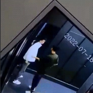 视频“沸”了！女子被男子扯头发拖进厕所，当地回应