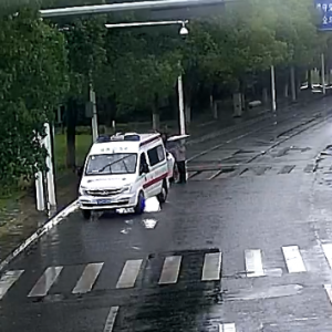 下班途中多看了一眼，他救了一个人