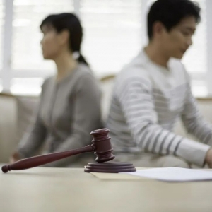 离婚后无业无房无收入，女方获赔经济帮助金11万元