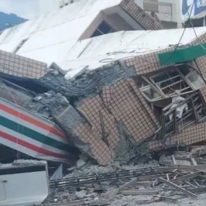 台湾花莲县发生6.9级地震，列车剧烈晃动，有大楼倒塌