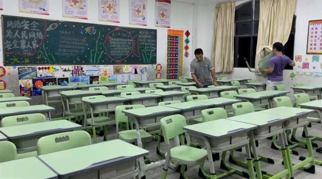 家长掏万元给孩子全班换新桌椅，网友吵翻了……