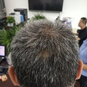 “老师，他不是我爷爷，他是我爸爸”