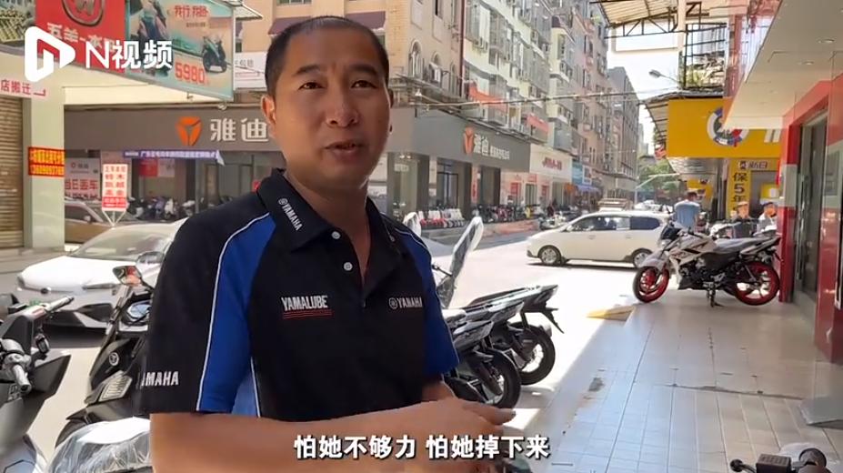 紧急救援！又有孩童被卡窗，悬在半空