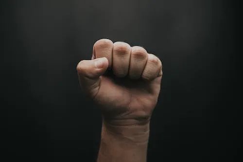 经常“咔咔”掰手指，会不会得关节炎？