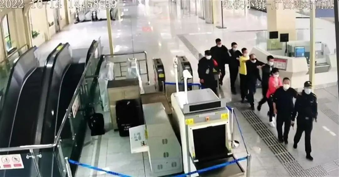 “我就是你们的眼睛！”武汉地铁站里的一幕，让很多人竖起大拇指 ...