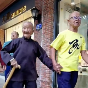 110岁母亲和88岁儿子手拉手逛街，村民：老太太爱喝茶吃炖肉