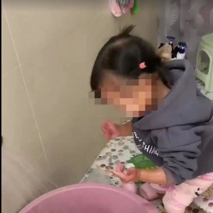 父亲吐槽“电脑里垃圾多”，2岁女儿帮忙水洗
