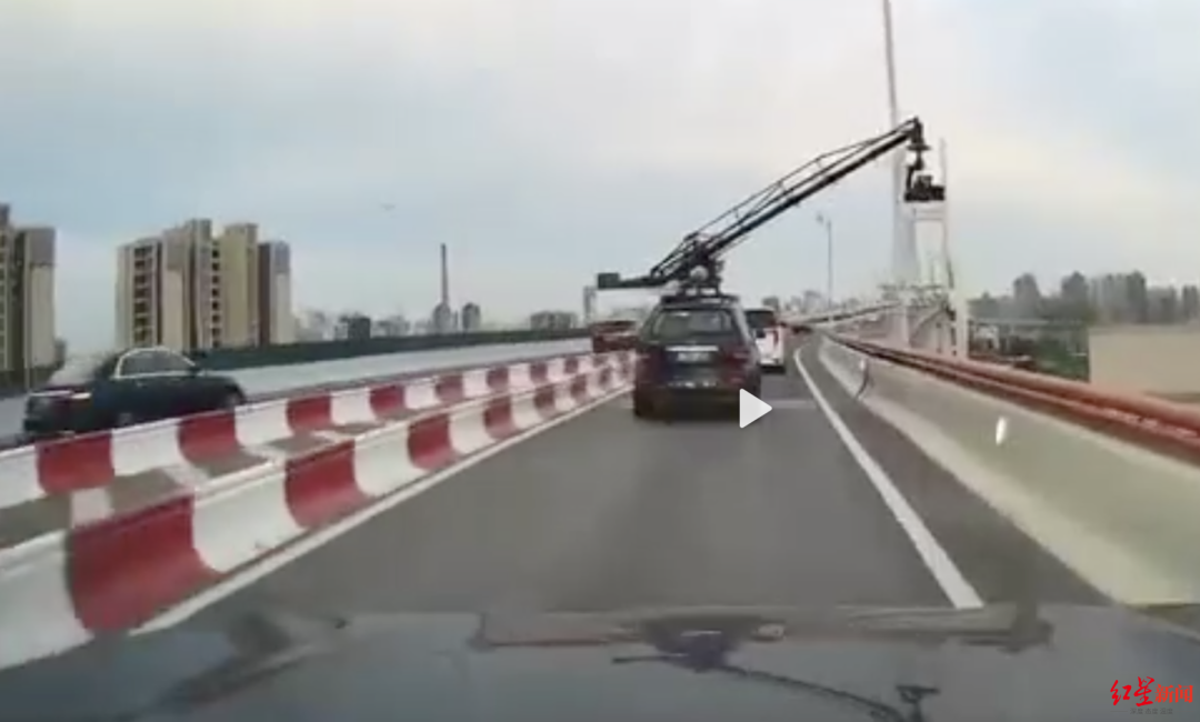车载摇臂撞到大桥路灯， 损失或超百万！