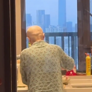 泪目！患癌妈妈去世前坚持为儿子做最后一顿饭，儿子看着背影瞬间崩溃 ... ...