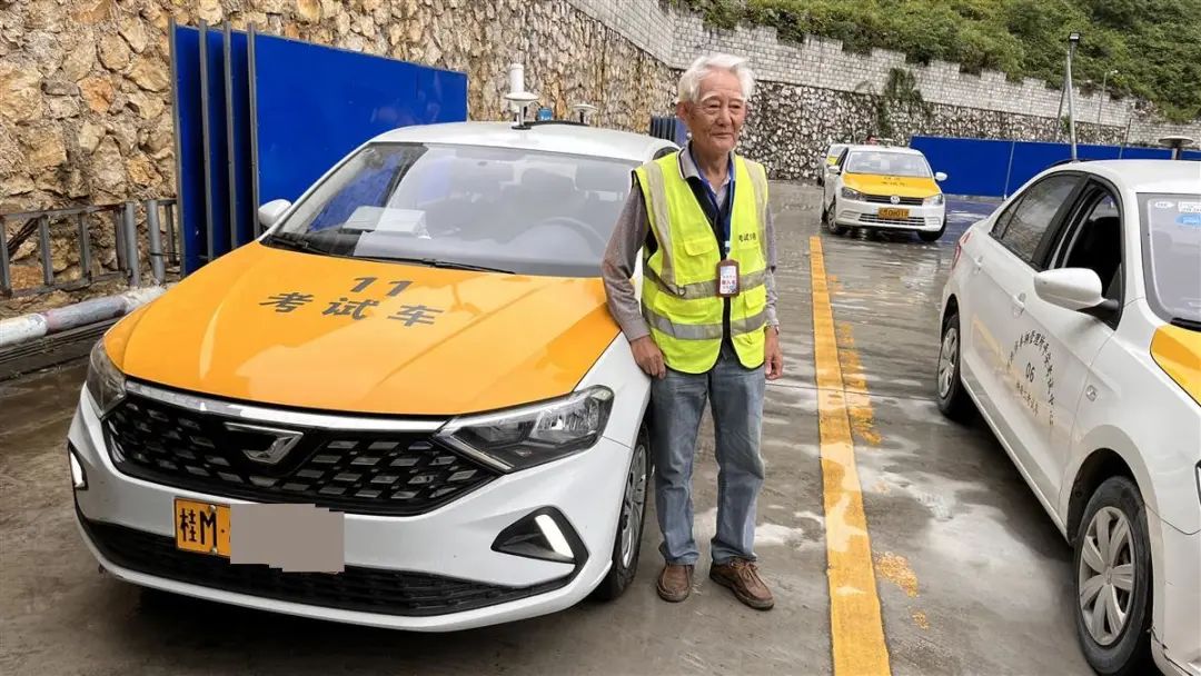 88岁老人考取驾照，已花30万元买特斯拉