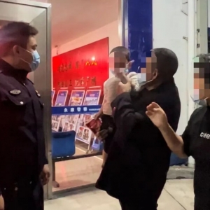 危险！男童在车流中骑滑板车，之后……