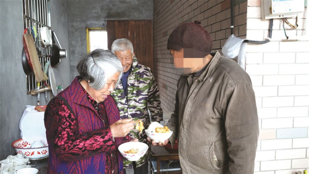 因为一句嘱托，夫妻俩照顾邻家孩子41年