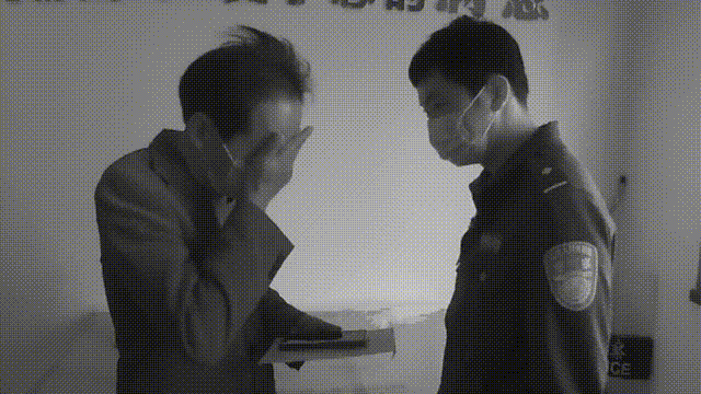 “我老婆的照片在手机里……”他哭着跑进派出所