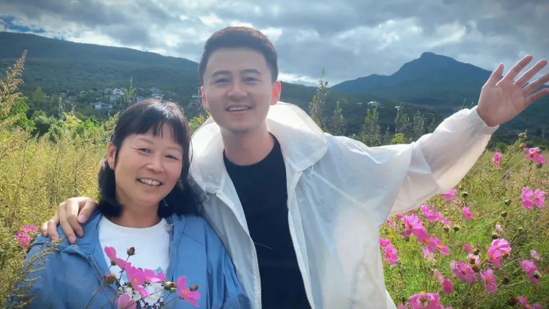小伙带癌症晚期母亲旅行：妈妈看景色，我看妈妈