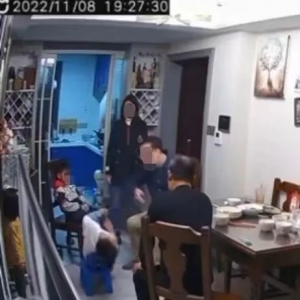 男子上门掌掴幼童案，教育局介入！