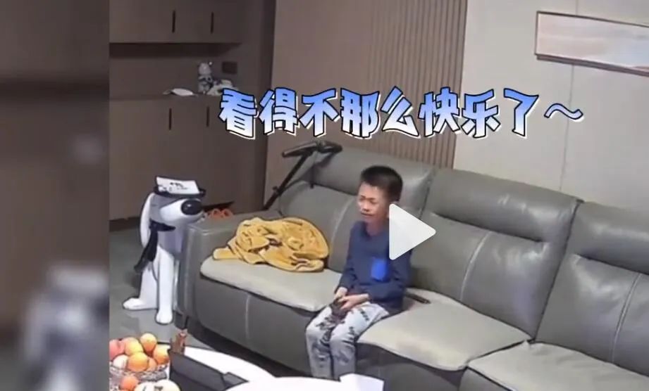 男孩看电视不睡觉，被父母罚看通宵！