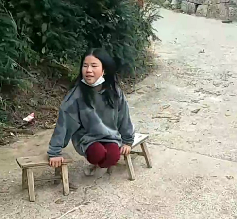 贵州“板凳女孩”感动全网，网友争着捐轮椅，妈妈：只要了一台 ...