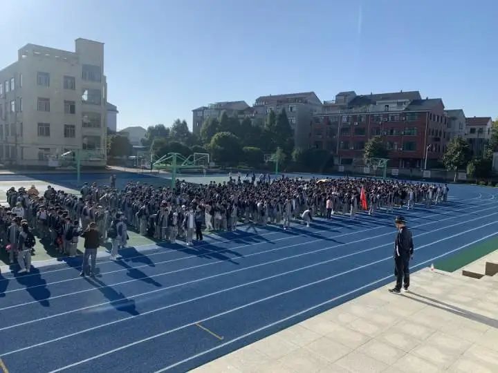 “校长决定停课一天”，全网点赞