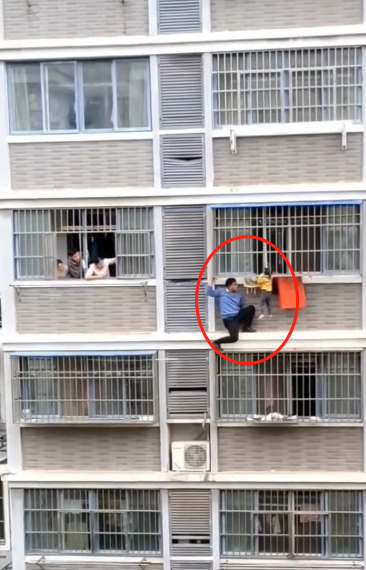 拿命救人！女童头部被卡身体悬在半空，男子徒手爬外墙托举！ ...