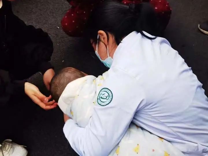 杭州一男婴被奶酪卡喉，没了呼吸心跳！妈妈急到崩溃，危急关头...... ...