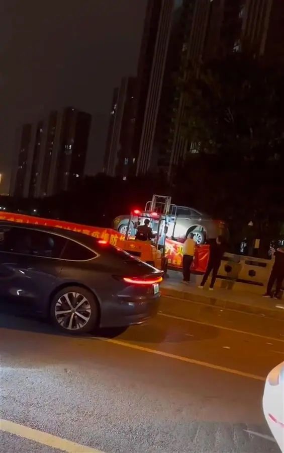车位被占，男子叫来叉车把占位轿车扔进河中！刚刚，警方通报！ ...