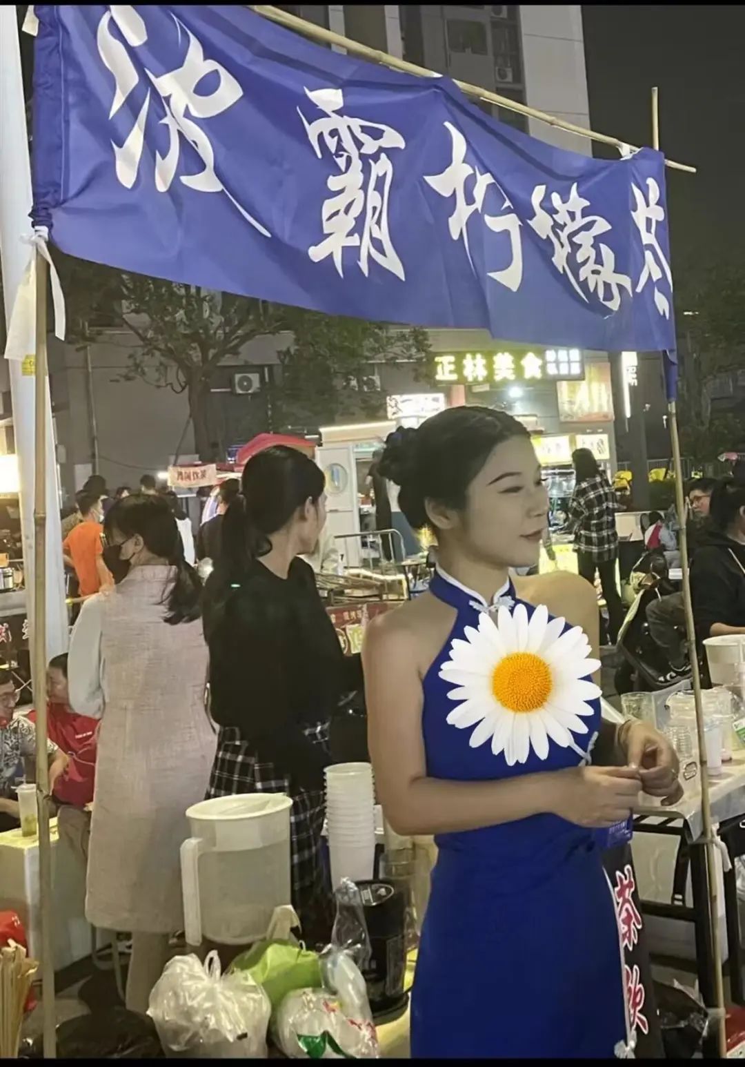 穿着性感摆地摊，奶茶店老板娘遭举报！