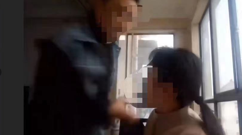 女教师上网课时被家暴？当地派出所回应