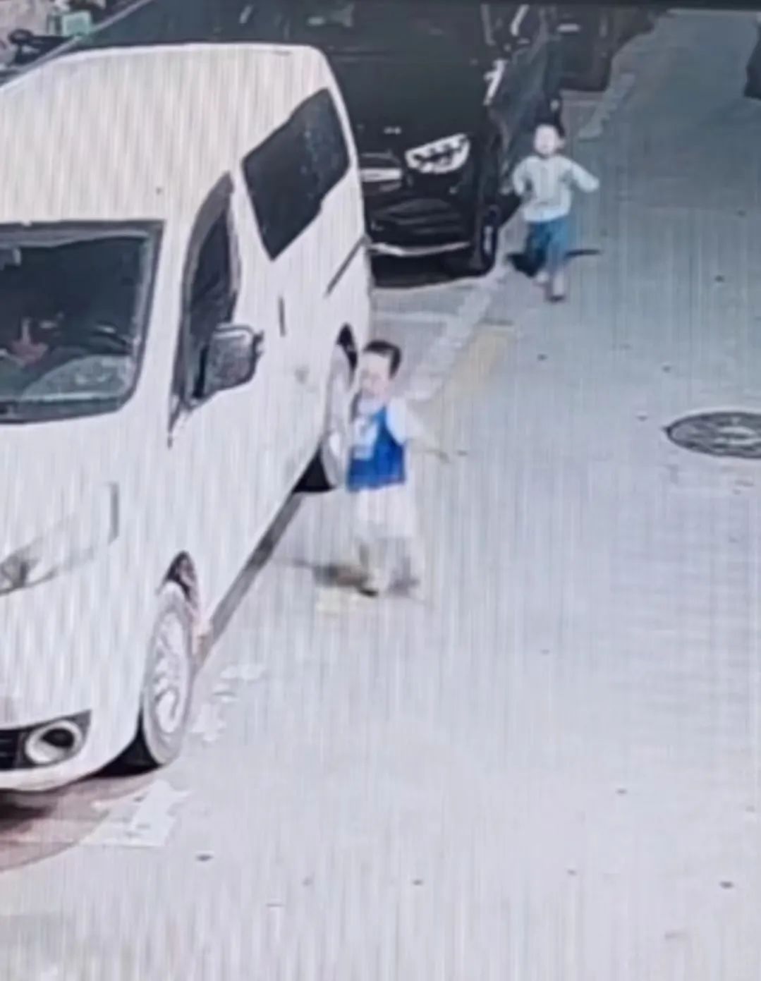 男孩划伤邻居豪车，父亲接下来的举动引网友点赞