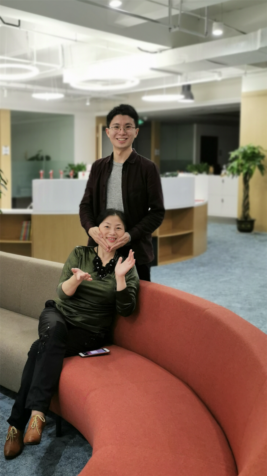 学霸儿子在美国被枪杀，她把骨灰背回家以后