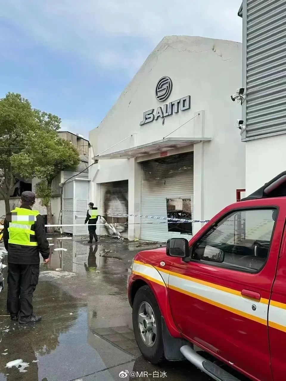 上海一汽车装潢店起火，多辆顶级豪车损毁