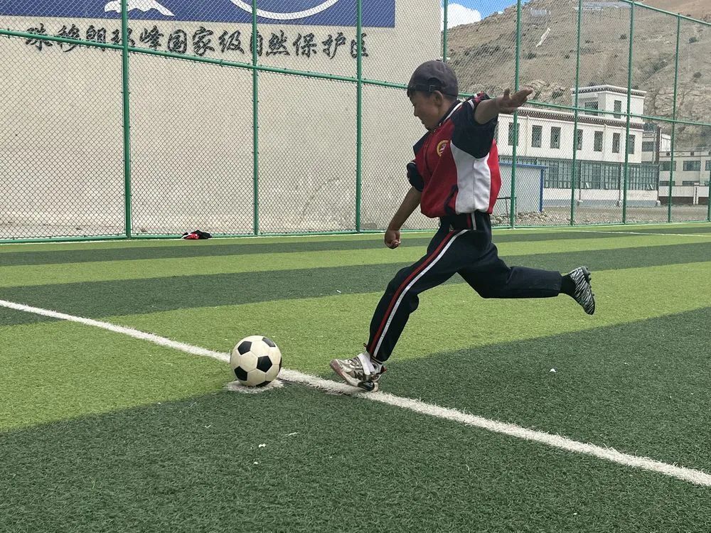 一双球鞋一人一只，凑成“黄金左右脚”！没有什么能够阻挡“运动小子”们的热爱 ...