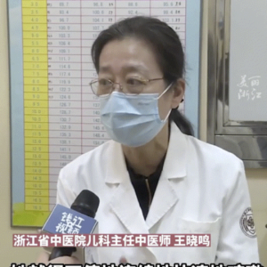 女孩地铁上咳嗽，邻座医生一个提醒找到病因