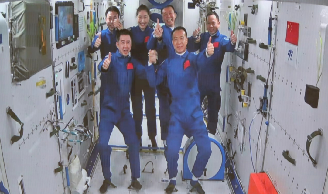 空间站也能拼桌？！出差6人组怎么同时吃饭生活
