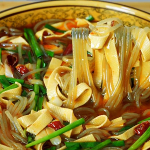 豆腐皮2张，粉丝1把，放入锅中加水煮熟，鲜美可口，出锅后汤汁不剩 ...